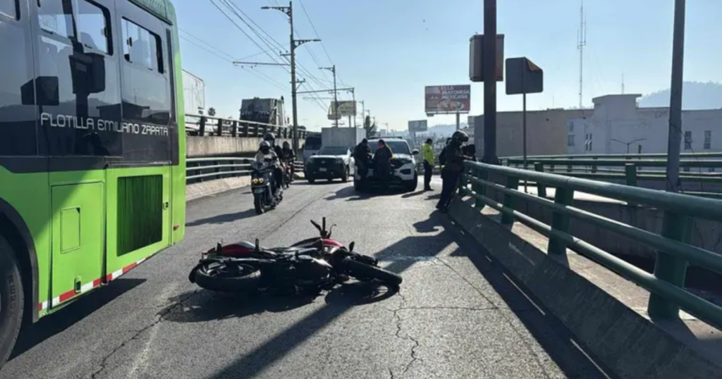 Motociclista pierde la vida tras caer de un puente vehicular en la Alcaldía Iztapalapa