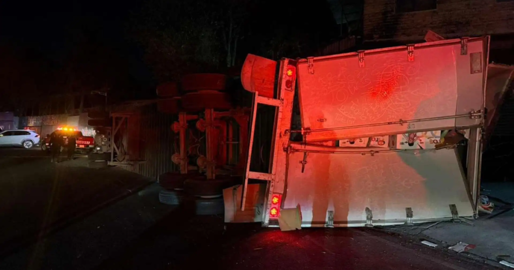  Vuelca tráiler en la autopista México–Cuernavaca y provoca afectación vial severa
