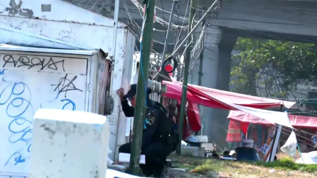 Hombre en situación de calle muere cerca del Metro Mixiuhca