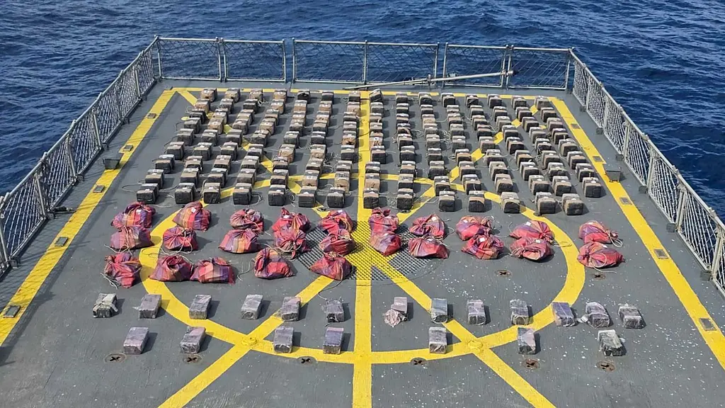 Autoridades aseguran embarcación semisumergible con cargamento millonario frente a costas de Colima