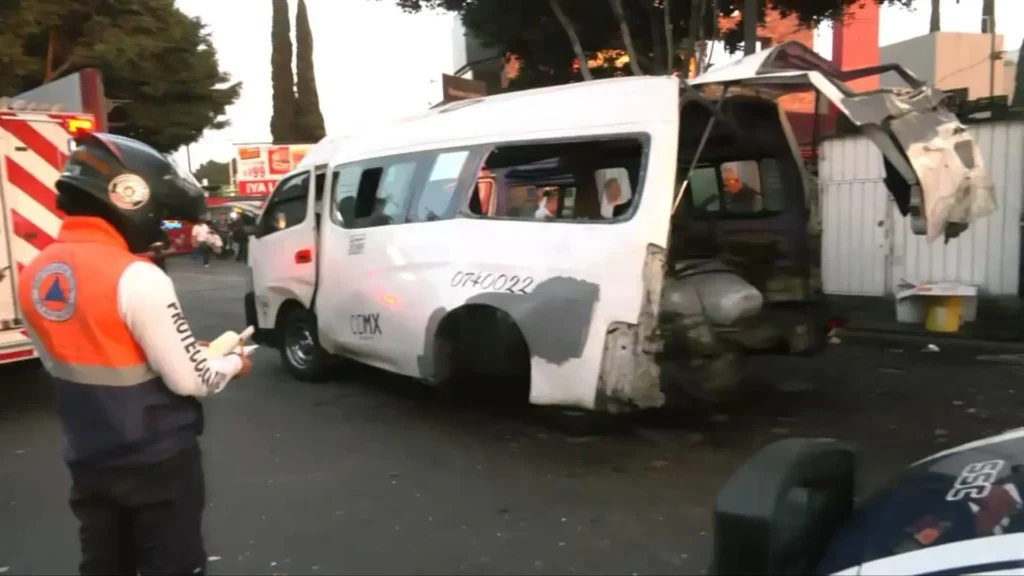 Explota tanque de gas dentro de combi en Iztapalapa; unidad queda con severos daños