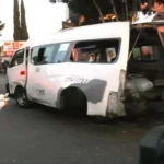 Explota tanque de gas dentro de combi en Iztapalapa; unidad queda con severos daños