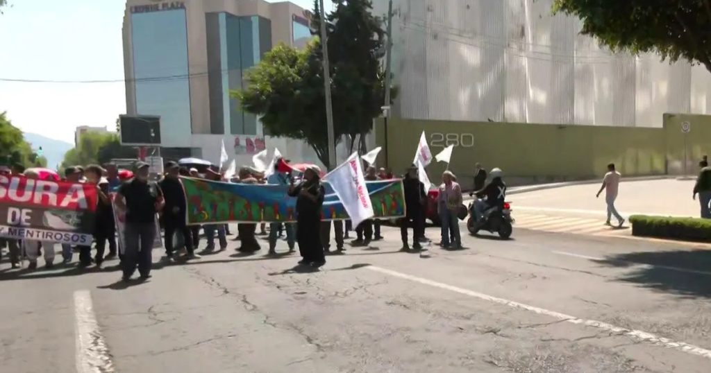 Bloqueo en Tlalnepantla afecta movilidad de cientos de personas
