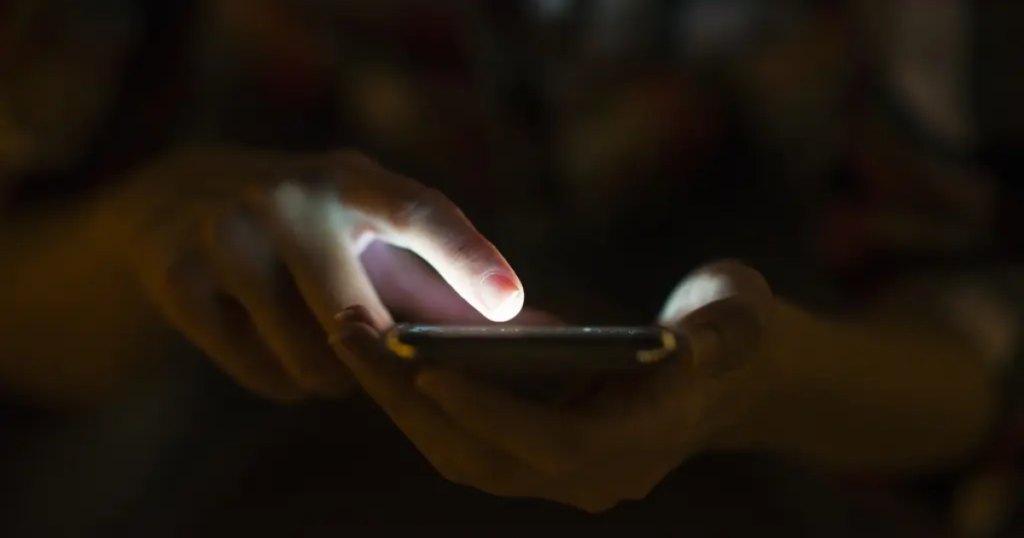 Pidió $1,500 y terminó amenazado: así operan apps “montadeudas” en CDMX