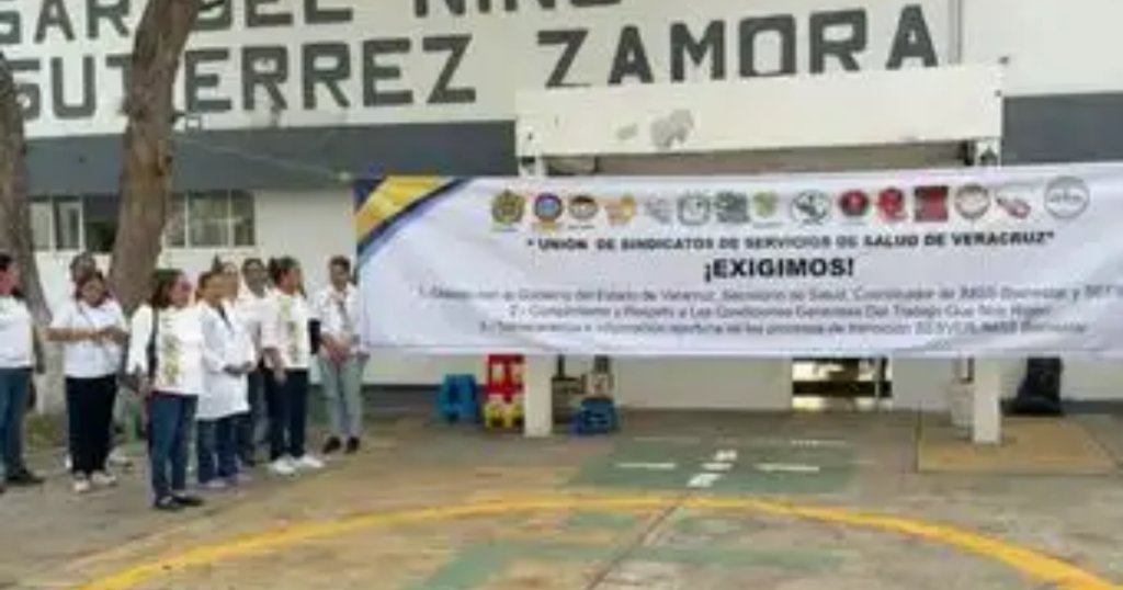 Personal de salud se manifiesta en Veracruz y pide diálogo con autoridades para mejorar condiciones laborales