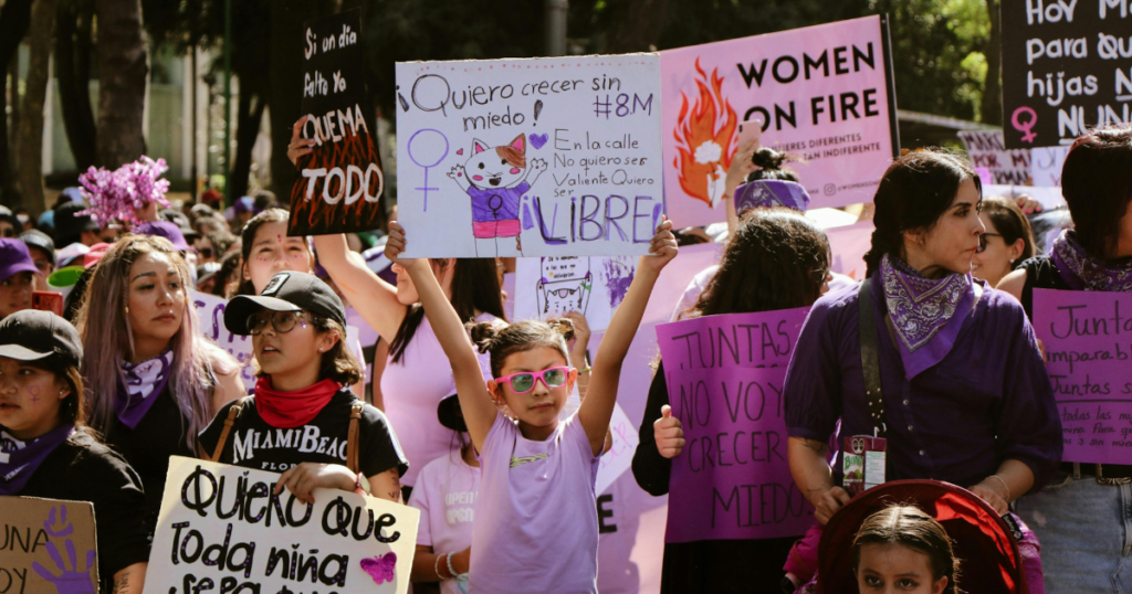 ¿Cuál es el significado del pañuelo verde y morado en el 8 de marzo?