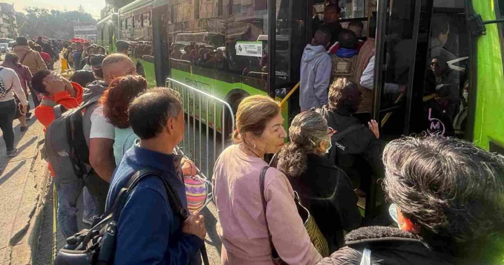 Usuarios buscan alternativas ante cierre de estaciones en la Línea 2 del Metro