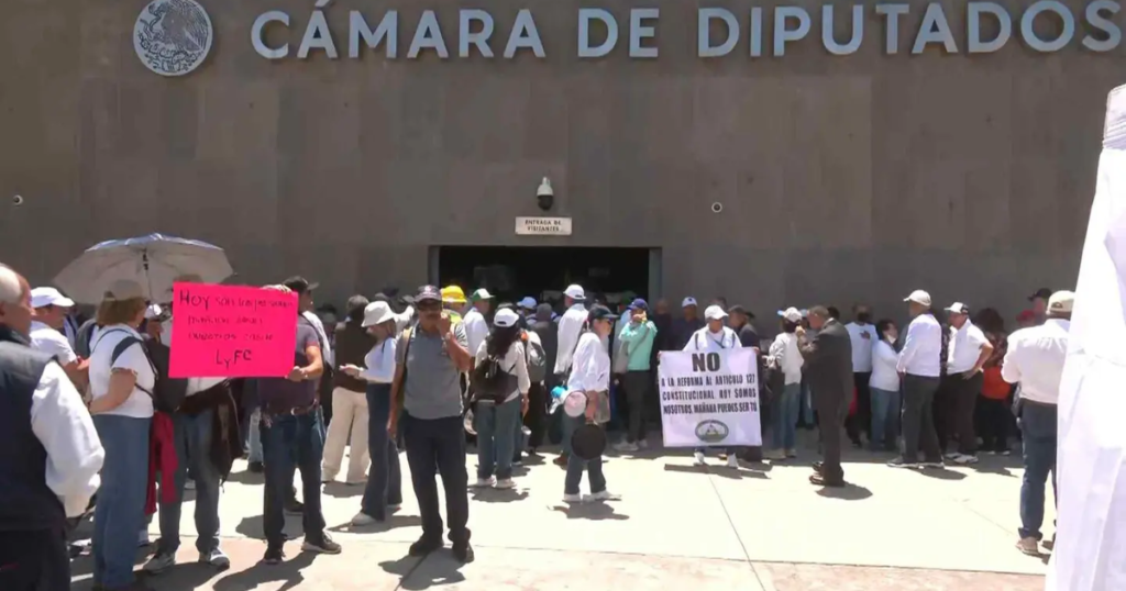 Jubilados de CFE protestan por pensiones: una lucha que refleja preocupación por el retiro digno