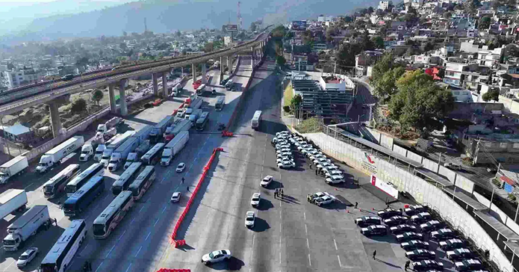 Bloqueo en la México-Cuernavaca afecta a cientos de personas y colapsa la movilidad 