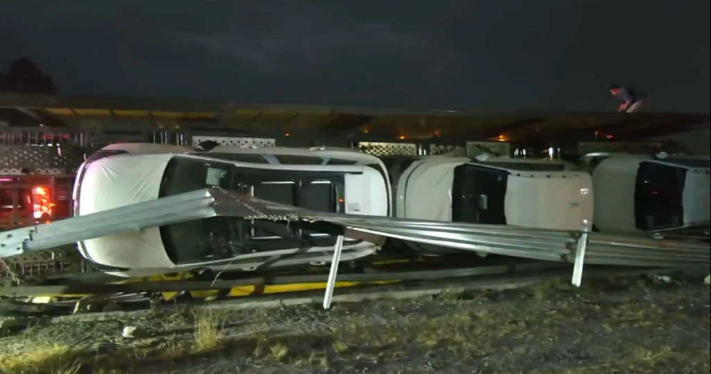Carambola en la autopista México–Querétaro deja ocho autos nuevos destrozados