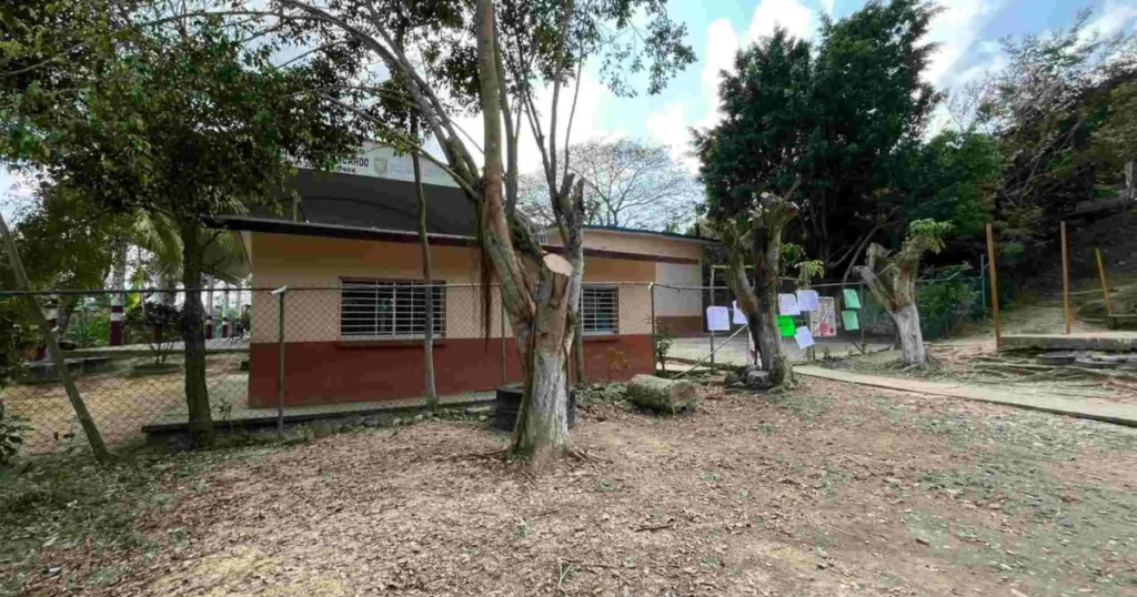 Padres de familia protestan por falta de maestros en primaria de Veracruz