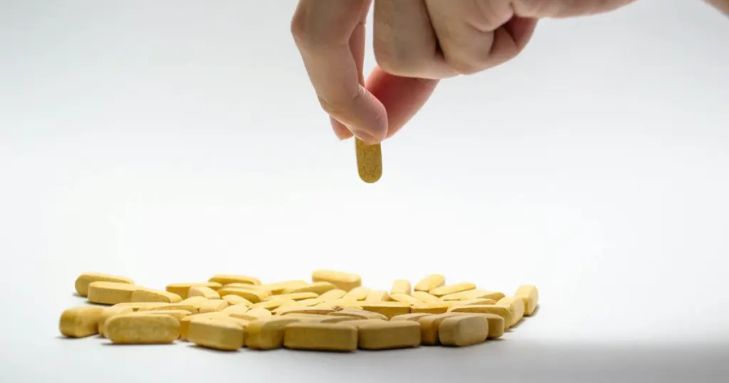 Estudio sugiere que multivitamínicos podrían ayudar a retrasar el envejecimiento en adultos mayores