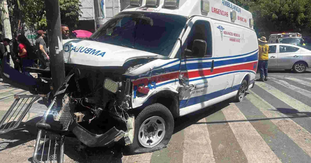 Ambulancia queda destruida tras accidente en la Cuauhtémoc: servicios de emergencia, en el centro de atención