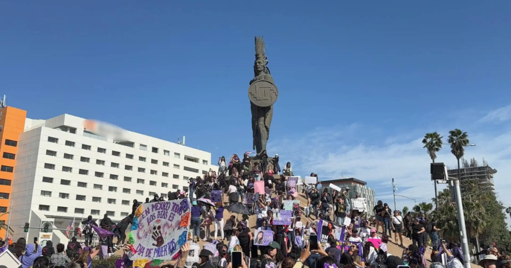 Mujeres marchan en Tijuana durante el 8M para exigir justicia e igualdad