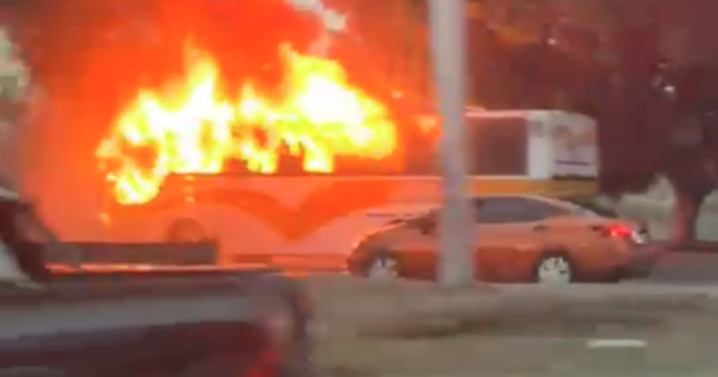 Transporte público en llamas: camión es incendiado en carretera Chapala-Tlaquepaque