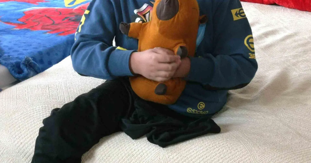 Emiliano, de 8 años, sigue esperando prótesis tras perder una pierna; su historia conmueve