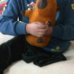 Emiliano, de 8 años, sigue esperando prótesis tras perder una pierna; su historia conmueve