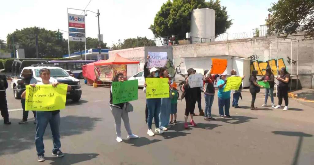 Vecinos bloquean avenida en Iztapalapa por posible cierre de preescolar