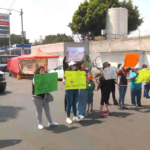 Vecinos bloquean avenida en Iztapalapa por posible cierre de preescolar