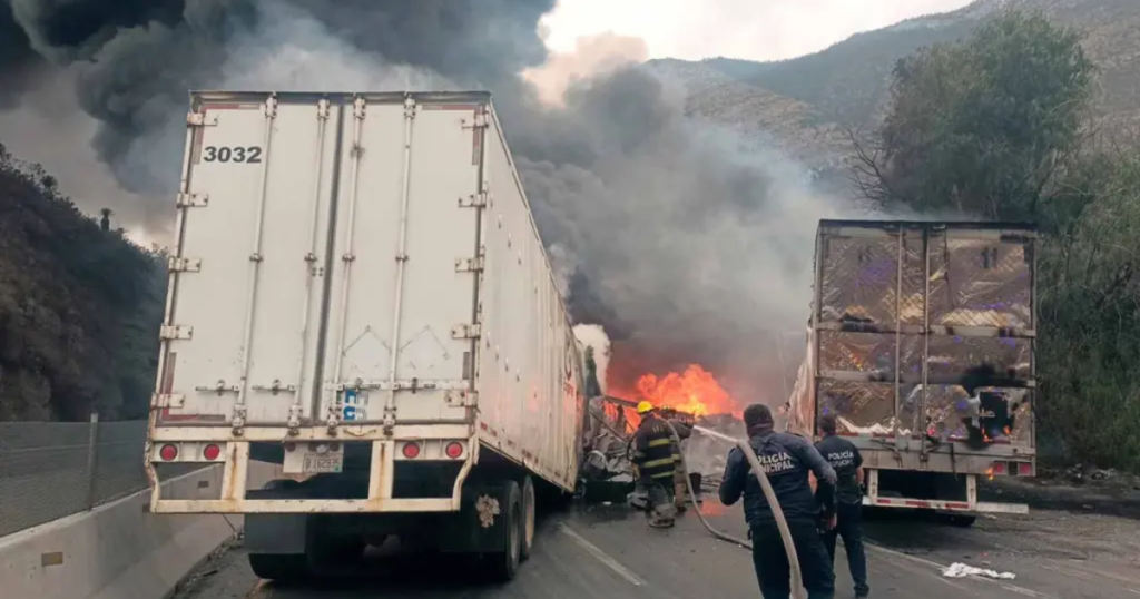 Choque entre tráileres provoca cierre de la carretera Los Chorros en Arteaga, Coahuila