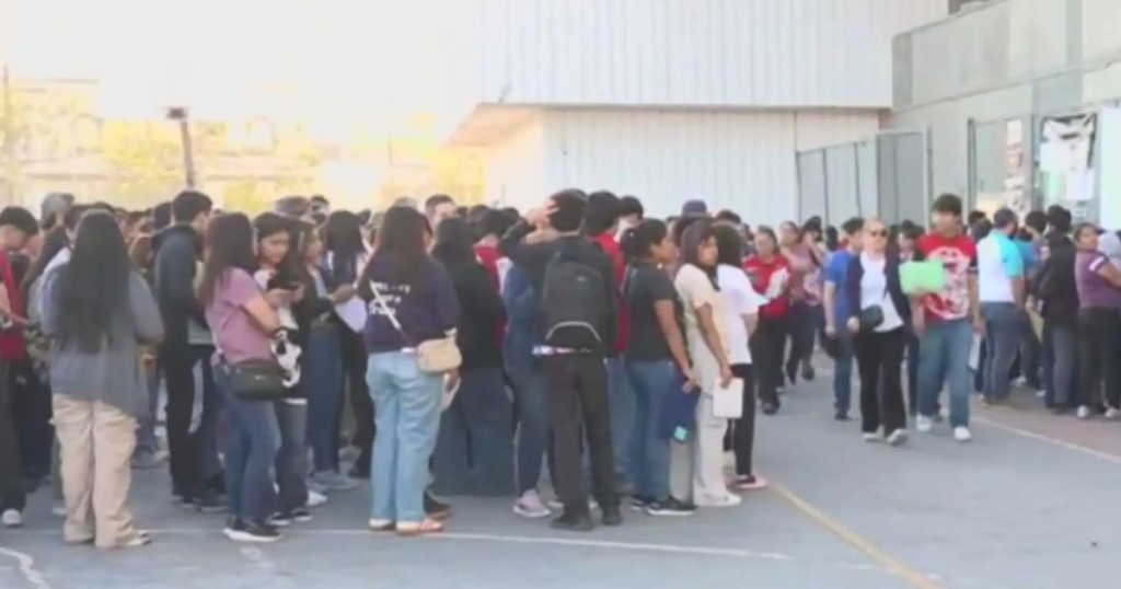 Familias madrugan por beca Benito Juárez: esfuerzo por la educación