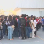 Familias madrugan por beca Benito Juárez: esfuerzo por la educación