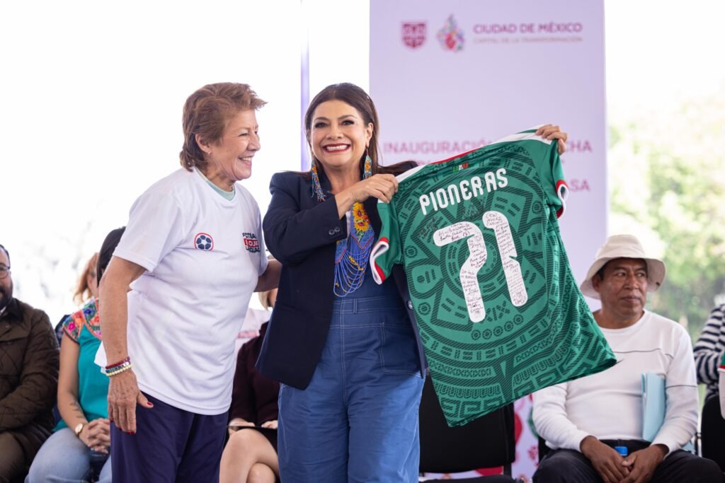 Clara Brugada reconoce a las Pioneras del 71, futbolistas que abrieron camino para las mujeres en el deporte