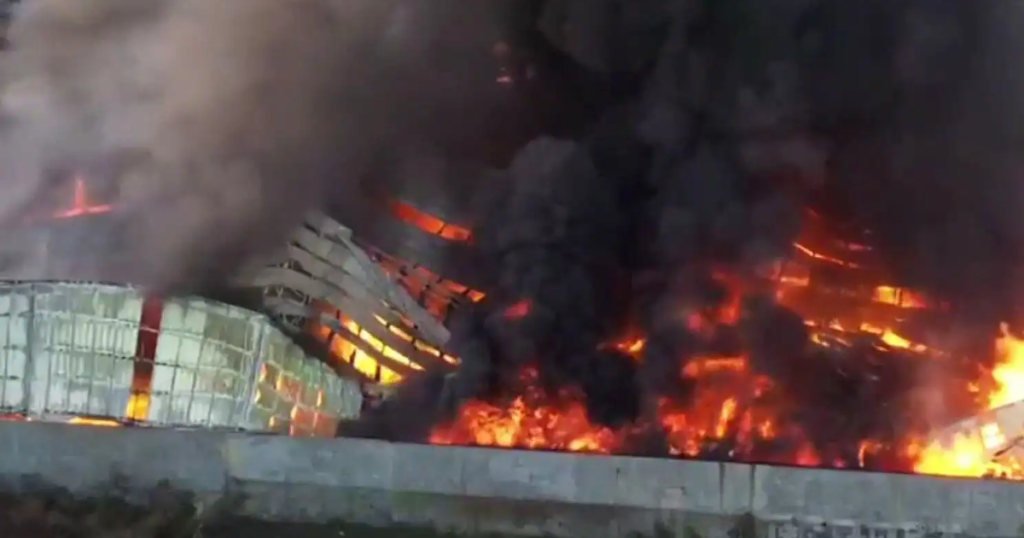 Incendio consume nave industrial en Guadalajara; enorme columna de humo moviliza a bomberos