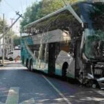 Accidente en Coyoacán deja a vecinos sin luz tras choque de autobús