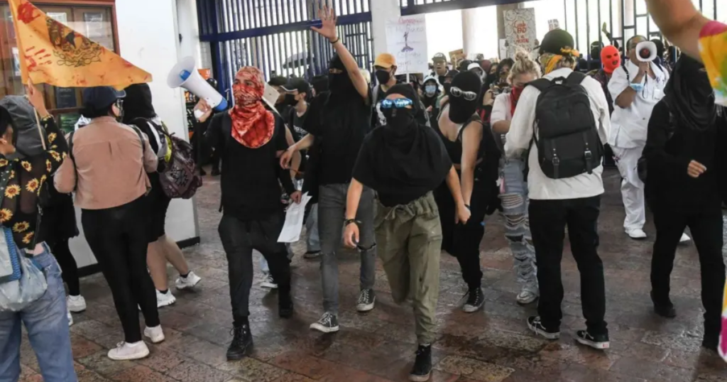 Anuncian bloqueo en zona sur de CDMX por movilización estudiantil; llaman a tomar precauciones
