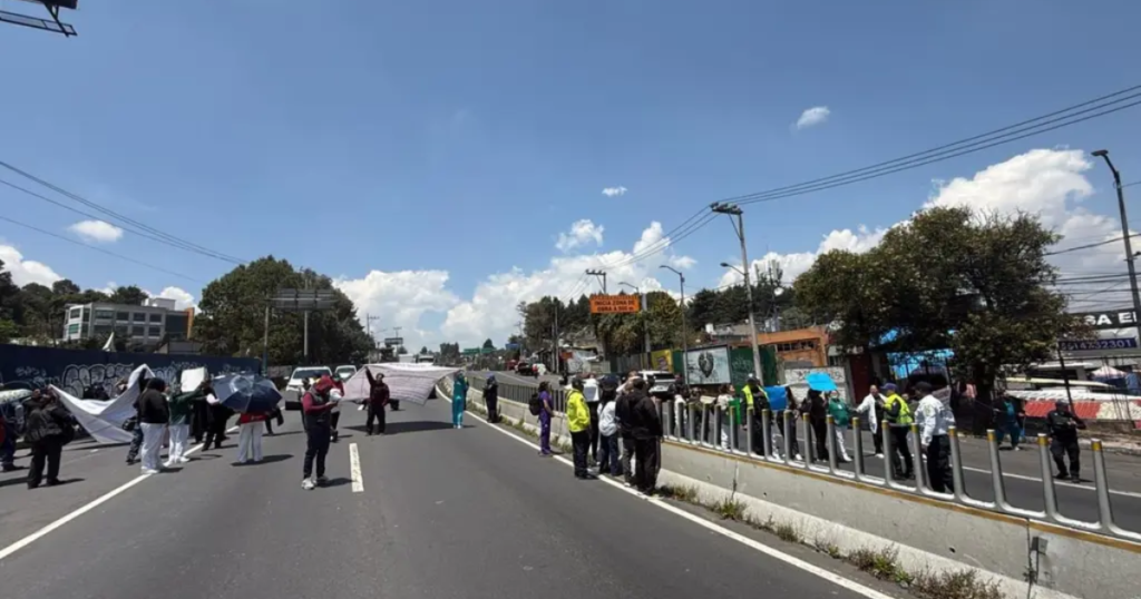 Bloqueo en la México-Toluca: trabajadores del IMSS-Bienestar alzan la voz por condiciones dignas de salud