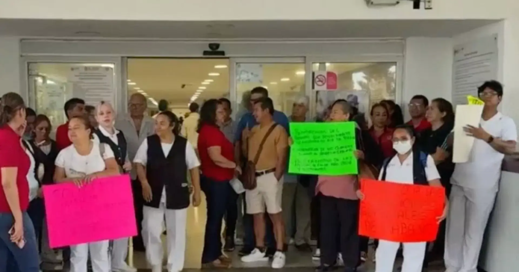 Trabajadores del sector salud protestan en Veracruz por mejores condiciones en hospital general