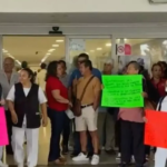 Trabajadores del sector salud protestan en Veracruz por mejores condiciones en hospital general