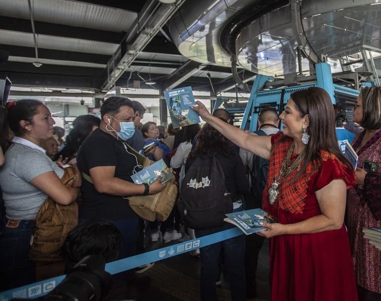 Clara Brugada lleva libros al Cablebús: así funciona “Lectura en las Alturas” en Iztapalapa