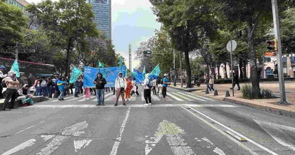 Bloqueo en Paseo de la Reforma afecta a cientos de personas; autoridades orientan rutas alternas