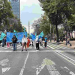 Bloqueo en Paseo de la Reforma afecta a cientos de personas; autoridades orientan rutas alternas