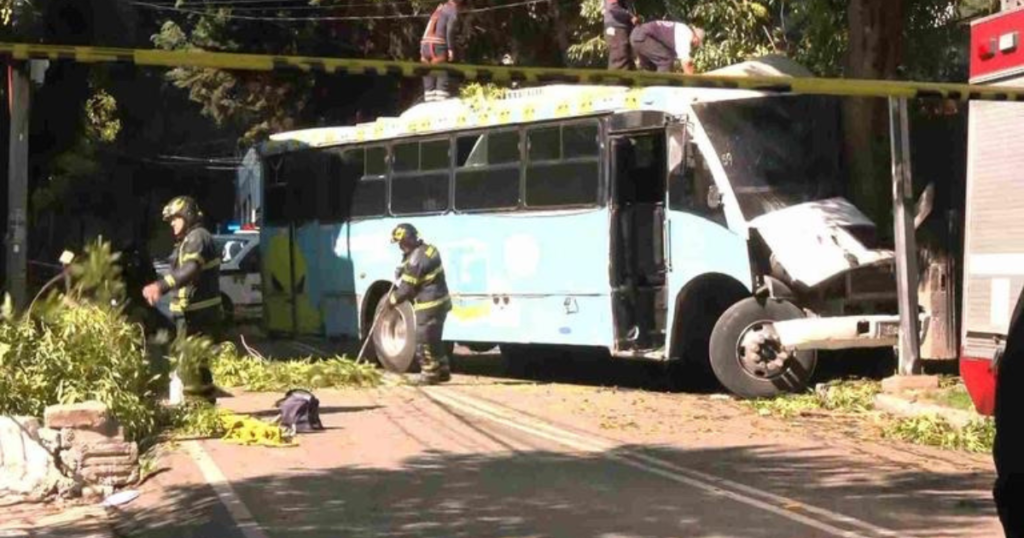 Accidente en Cuajimalpa deja impacto en la movilidad tras choque de camión contra árbol