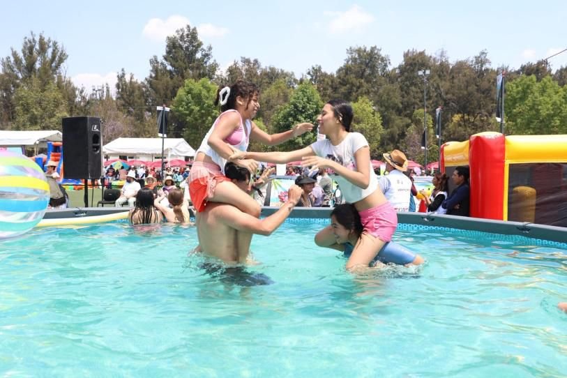 Clara Brugada lleva “la playa” a Iztacalco: inaugura el Santo Chapuzón gratuito para familias en CDMX