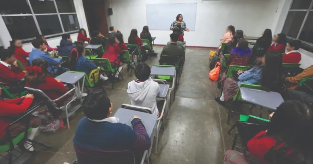 México busca reducir uso de celulares en escuelas para mejorar el aprendizaje