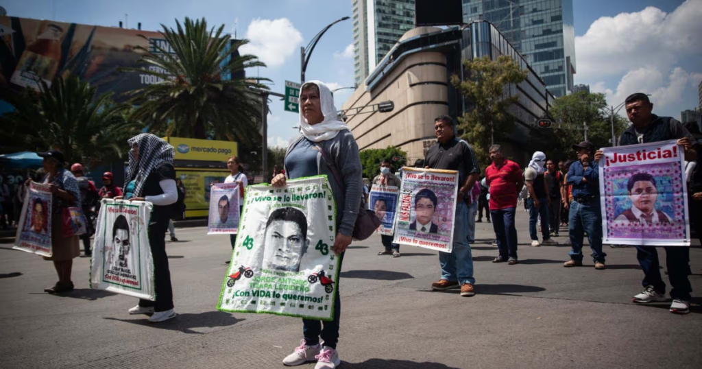 Marcha por Ayotzinapa afecta vialidades en CDMX; familias exigen justicia
