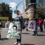 Marcha por Ayotzinapa afecta vialidades en CDMX; familias exigen justicia