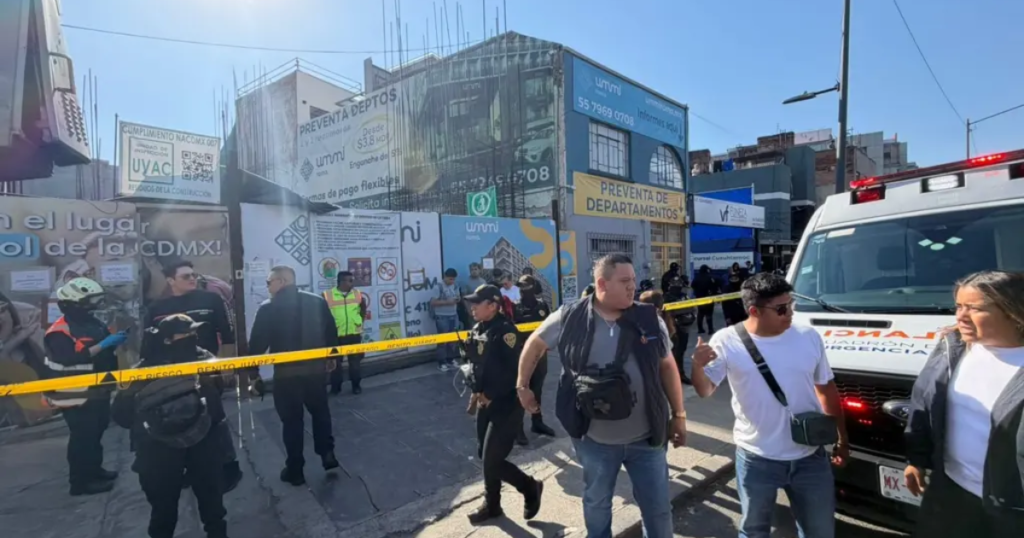 Colapsa grúa en CDMX: vecinos y trabajadores enfrentan momentos de tensión