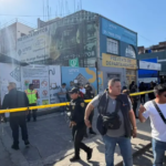 Colapsa grúa en CDMX: vecinos y trabajadores enfrentan momentos de tensión