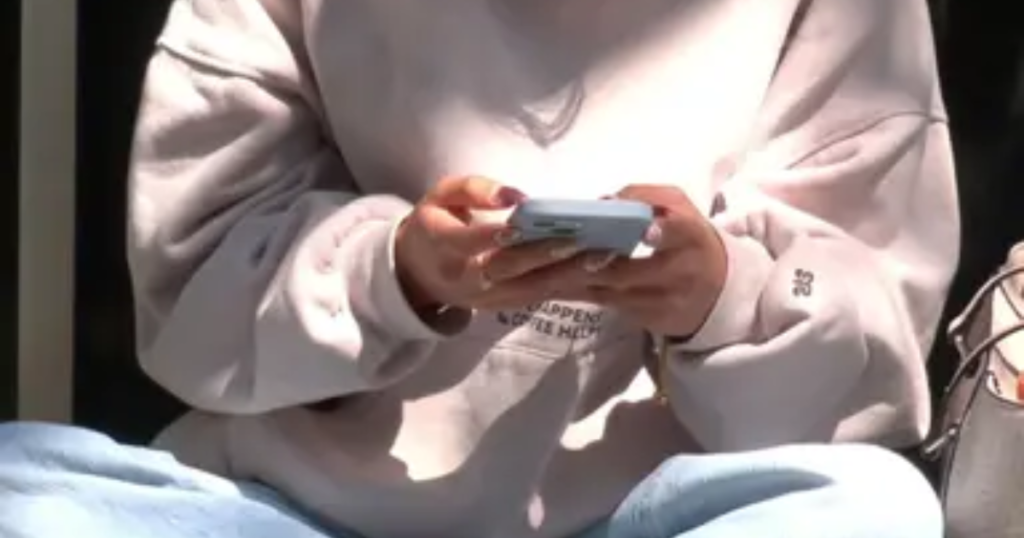 Especialistas alertan sobre depresión en jóvenes por redes sociales: “Compartimos lo bueno, pero no lo malo”