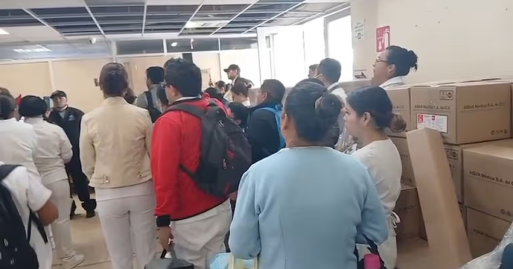 Manifestación de trabajadores del ISSSTE en Pachuca termina entre golpes y empujones