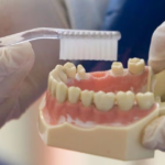 ¿Usas hilo dental? La ciencia revela que también podría beneficiar la salud del cerebro