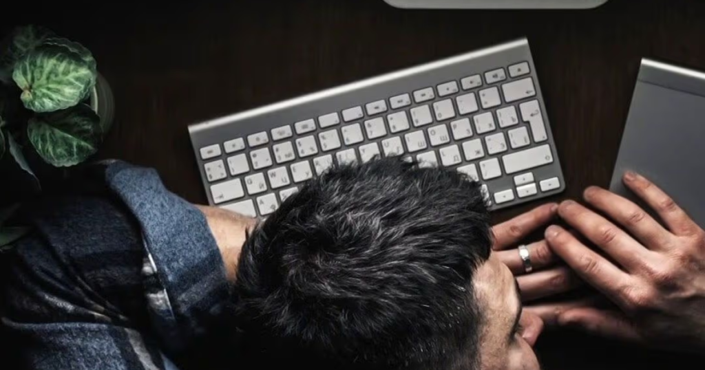 ¿Duermes muchas horas y sigues cansado? Podría ser una señal de burnout