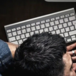 ¿Duermes muchas horas y sigues cansado? Podría ser una señal de burnout