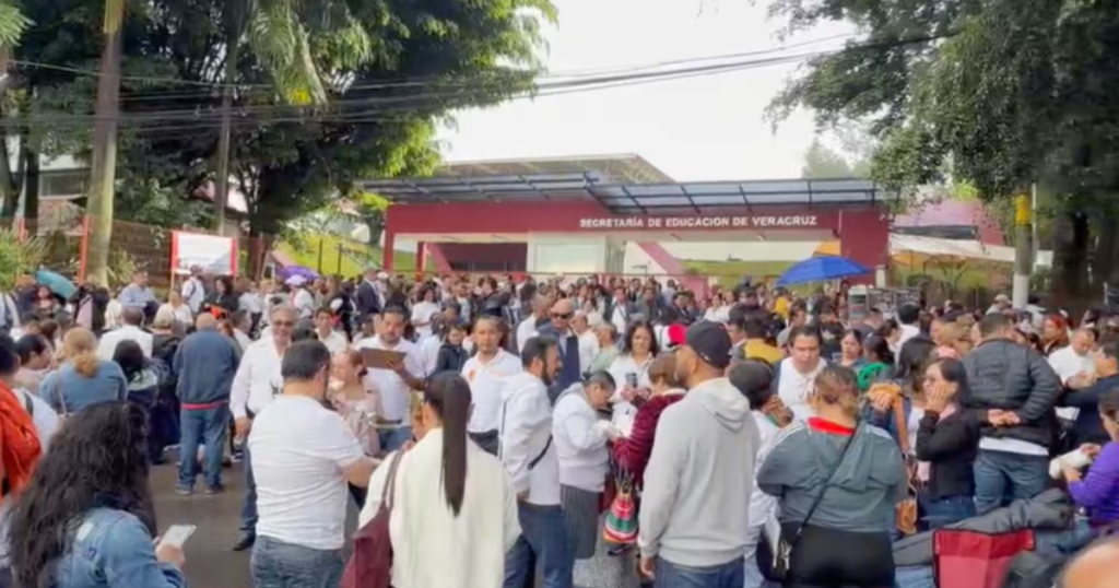 Docentes del SNTE toman instalaciones de la Secretaría de Educación de Veracruz