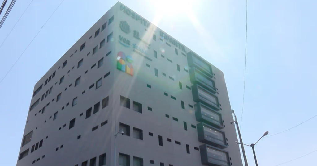 Madre denuncia presunta negligencia médica en Veracruz; su hijo permanece con muerte cerebral